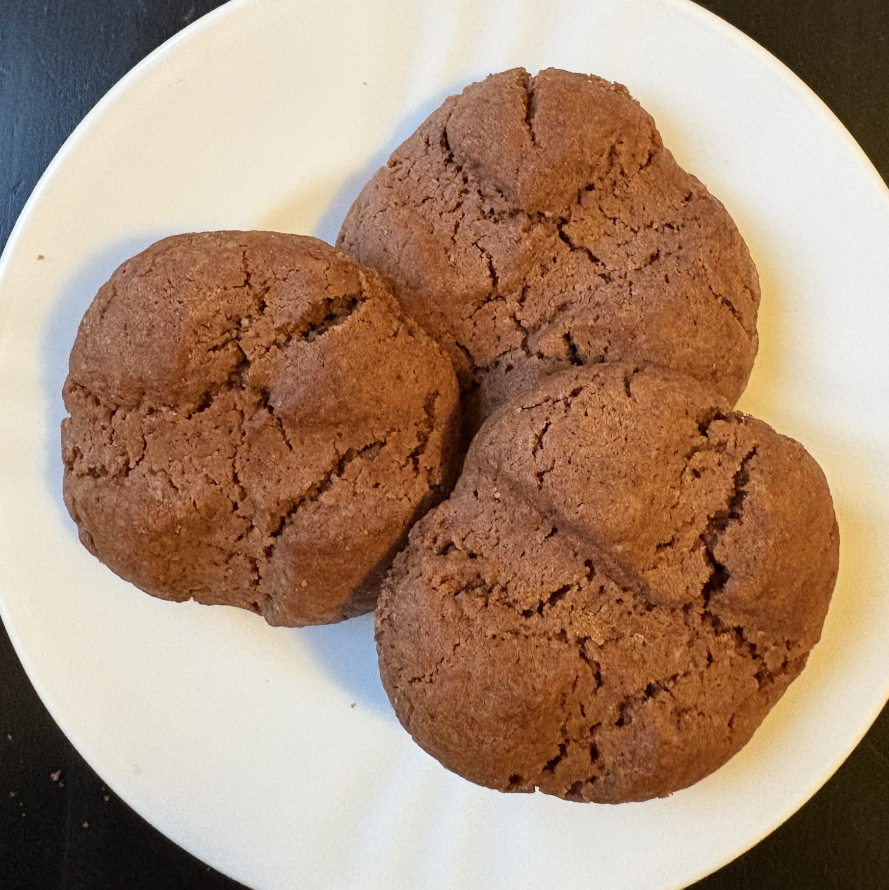 Ici des délicieux cookies au chocolat en poudre