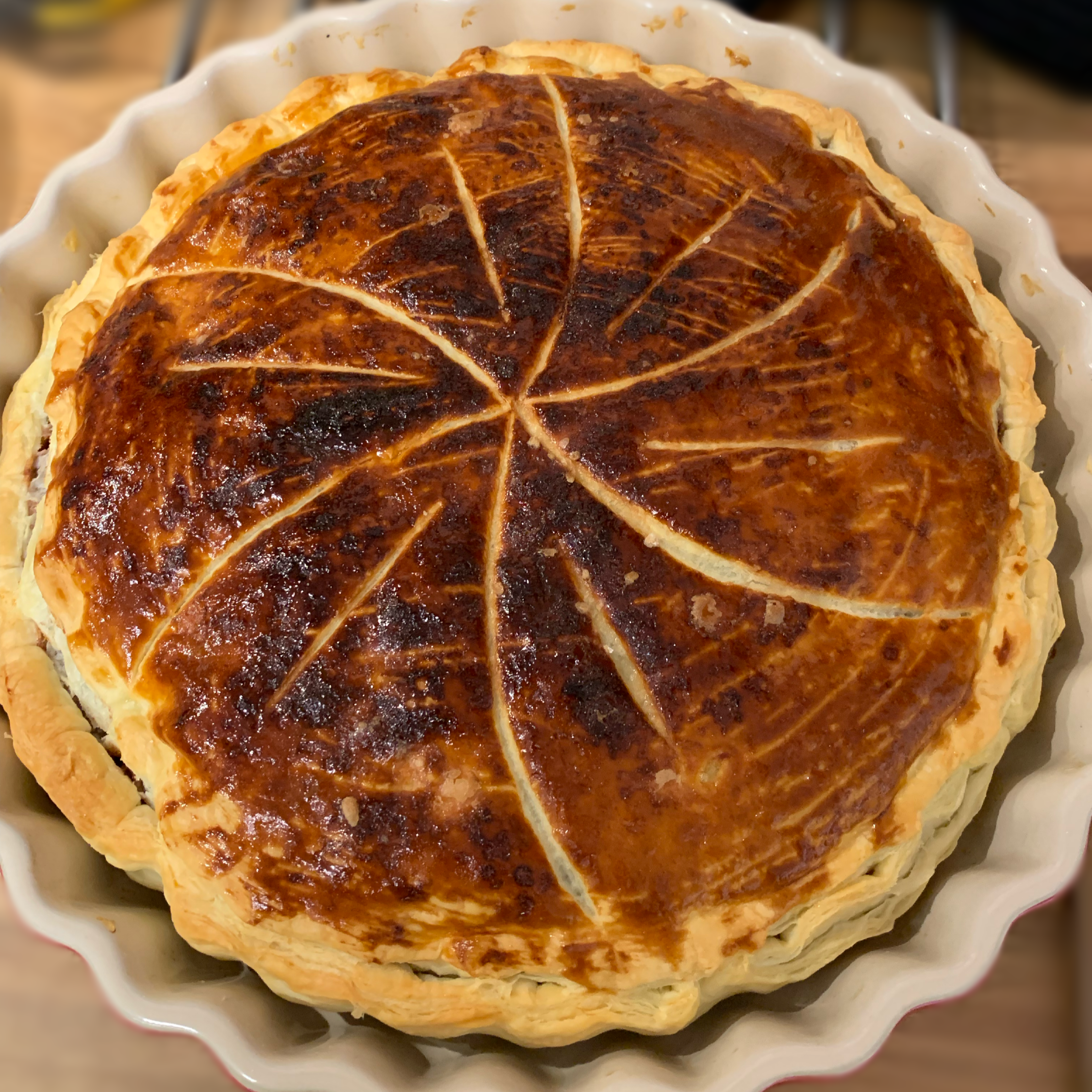Ici une galette des rois au chocolat