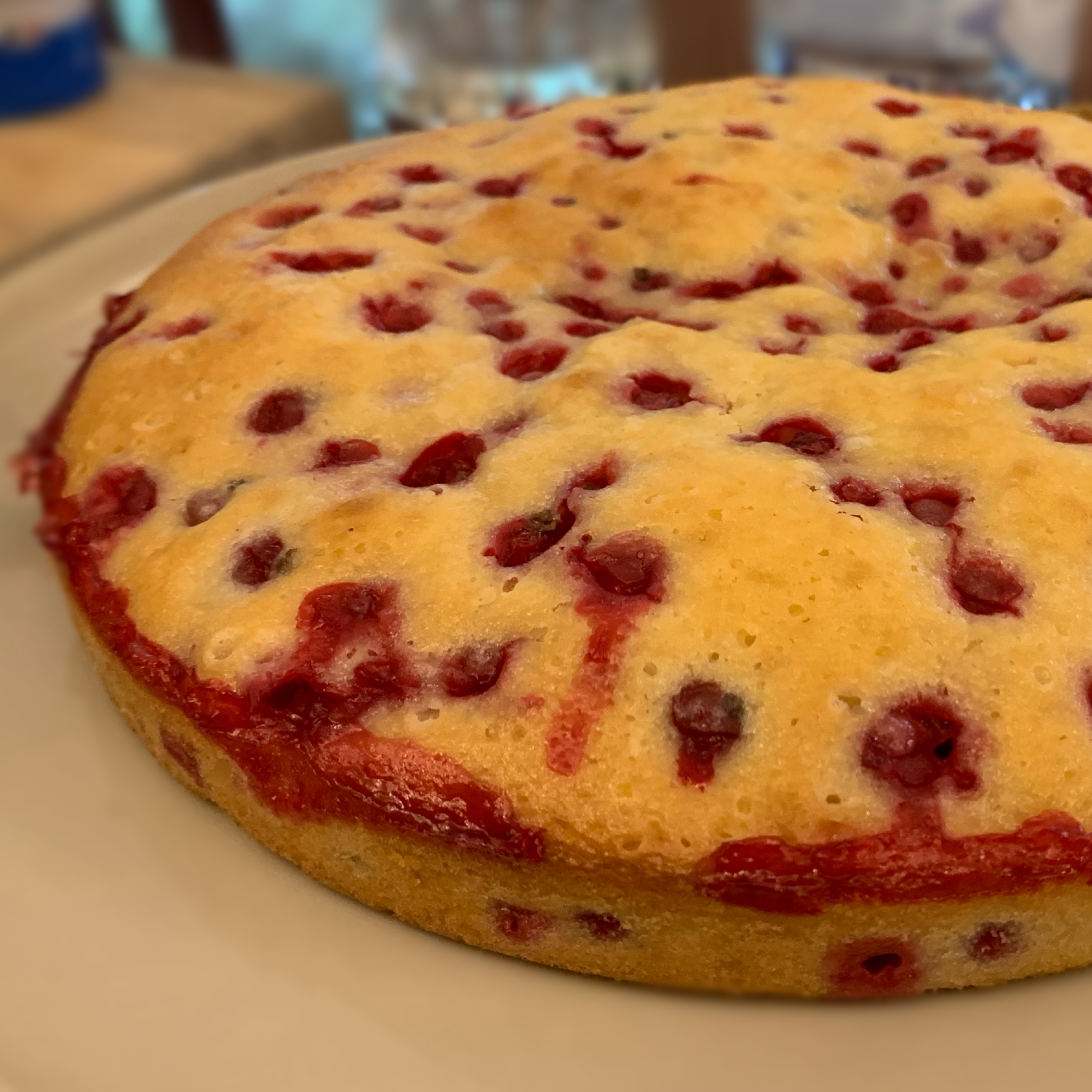 Ici un gâteau au yaourt avec des fruits rouges